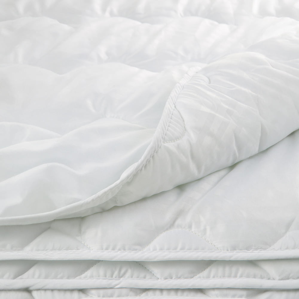 Protect your mattress while adding a layer of comfort with this waterproof under-blanket pad. Measuring 90x190 cm, it features a soft cotton surface and a waterproof coating.